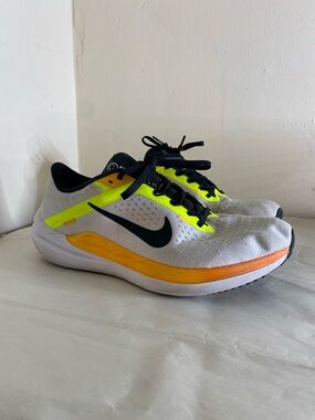 Nike Sneakers Winflo 10 men's shoes size 9.5 white orange bright colors running